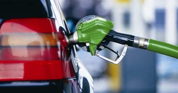 Эксперт рассказал, как снизить цены на бензин в России