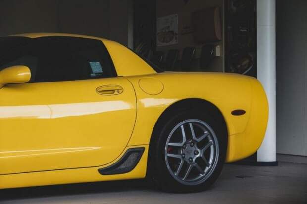 Porsche Carrera GT стоит 8 лет в заброшенном центре суперкаров в Китае