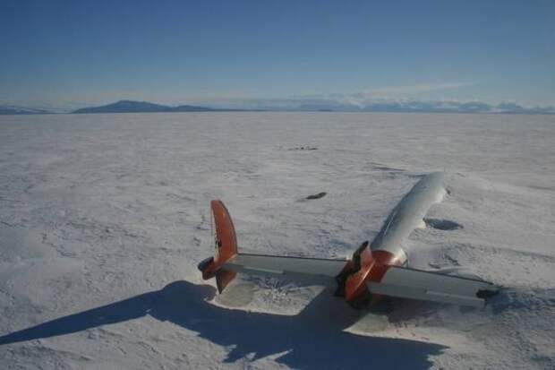 Обломки самолета «Пегас» в заливе Мак-Мердо, Антарктида