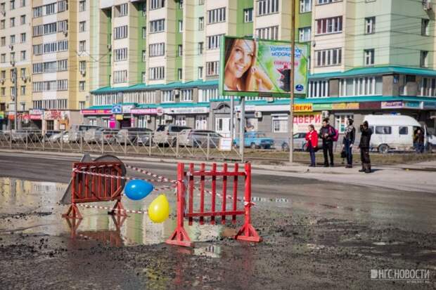 Жители Новосибирска отметили день рождения дорожной ямы Новосибирск. яма, дороги