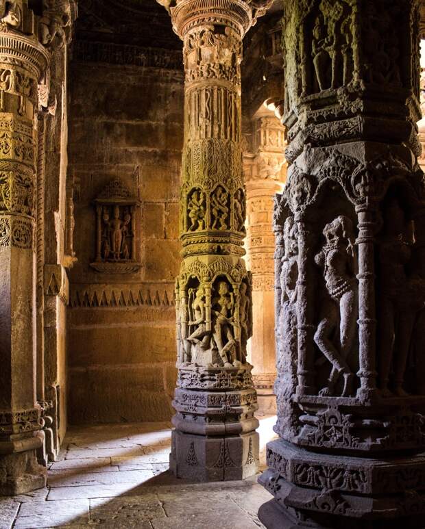 Изображение взято с сайта: https://upload.wikimedia.org/wikipedia/commons/a/a2/Sun_Temple_%28Surya_Mandir%29%2C_Modhera.jpg