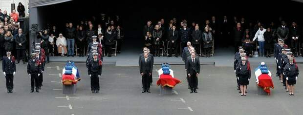 церемония похорон полицейских - жертв теракта