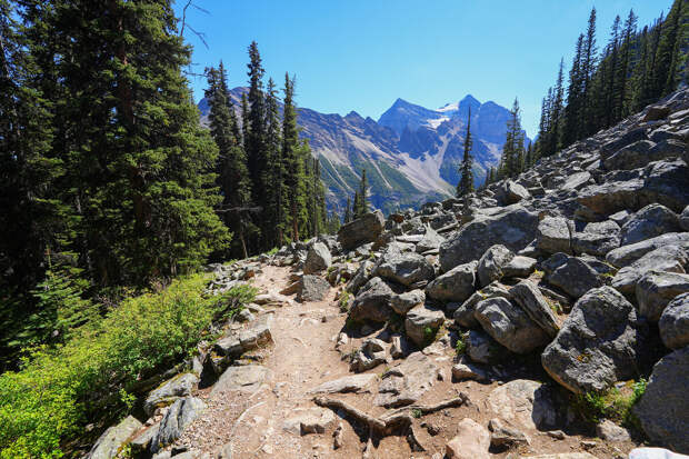 112: в Северной Осетии автобус с туристами попал по камнепад