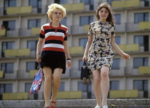 В конце 1960х платья советских девушек заметно укоротились