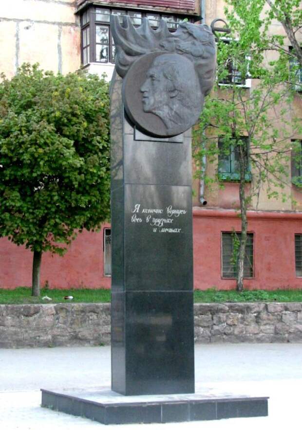 73 Памятник Владимиру Высоцкому в Мариуполе на площади Ленинского комсомола