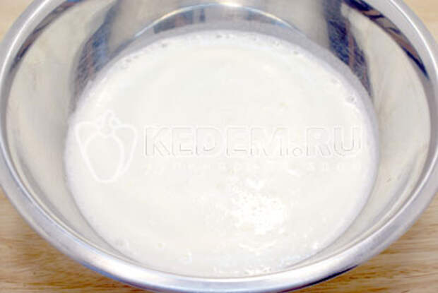 Добавить ванилин, соль, разрыхлитель и муку