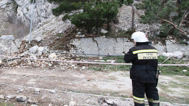 Микроавтобус с туристами попал под камнепад в Северной Осетии