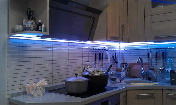 Подсветка под шкафы на кухне из светодиодной ленты