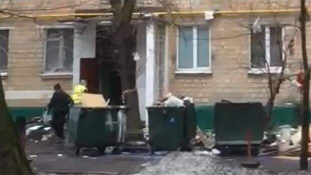 Видео: ленивые жильцы сбрасывают мусор на припаркованные машины у дома в Москве
