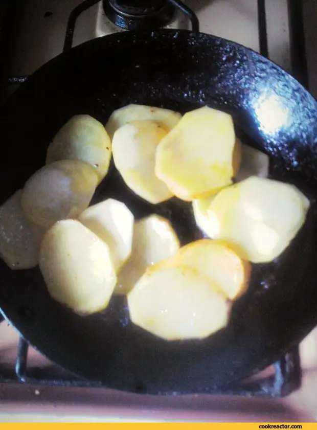 Жареная картошка со сливками на сковороде. Жареная картошка на сливочном маргарине. Яйца с луком и карри.