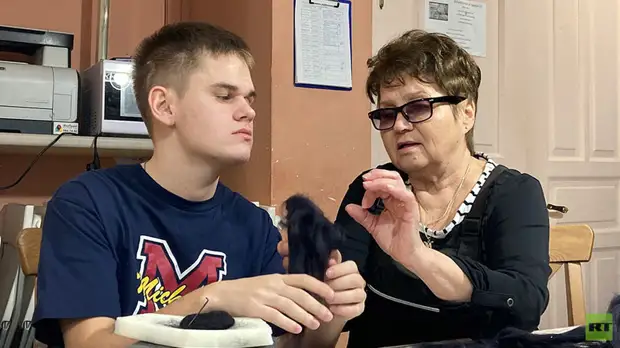 «Научить и отойти в сторону»: как слепоглухие познают радости жизни в мире красок и звуков