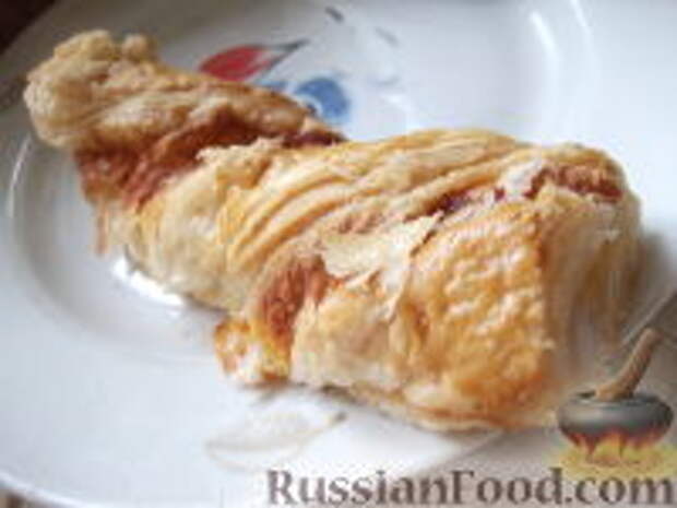 Фото к рецепту: Слойки с курицей и сыром