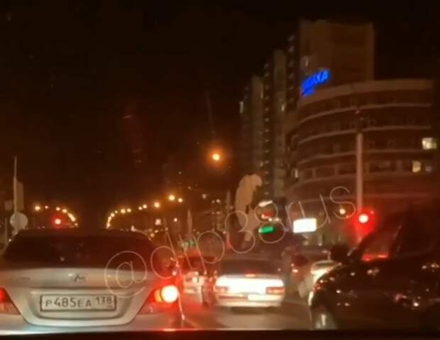 Иркутянин устроил танцы на крыше авто. Ранее он уже семь раз привлекался к ответственности