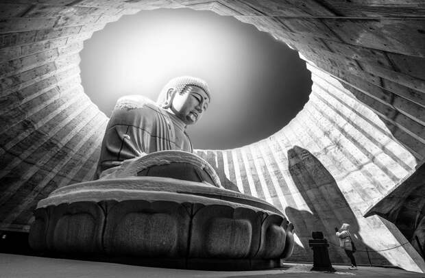 На кладбище Макоманай-Такино на севере Японии находится необычный храм. От остальных его отличает то, что голова статуи Будды виднеется из отверстия в центре лавандового холма, а чтобы попасть к основанию монумента, необходимо пройти по туннелю