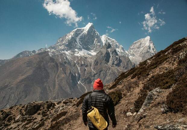 Почему альпинисты без страха поднимаются на Эверест несмотря на опасность