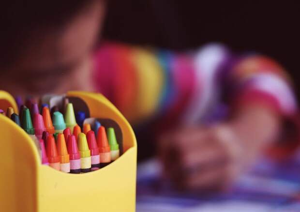 crayons-1209804_1920 alt