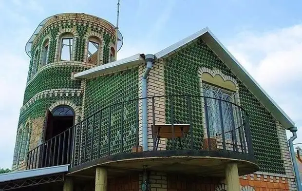 Восемь тысяч бутылок из-под шампанского и 20 лет жизни понадобилось украинцу, чтобы построить дачу Восемь тысяч бутылок из-под шампанского и 20 лет жизни понадобилось украинцу, чтобы построить дачу бутылки, дом. замок, своими руками, стройка