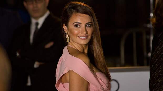 Пенелопа Крус "засветила" стройные ноги для свежей фотосессии