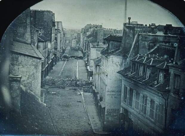 27. Одна из самых ранних фотографий в истории - баррикады на улицах Парижа во время французской революции 1848 года 27. Одна из самых ранних фотографий в истории - баррикады на улицах Парижа во время французской революции 1848 года