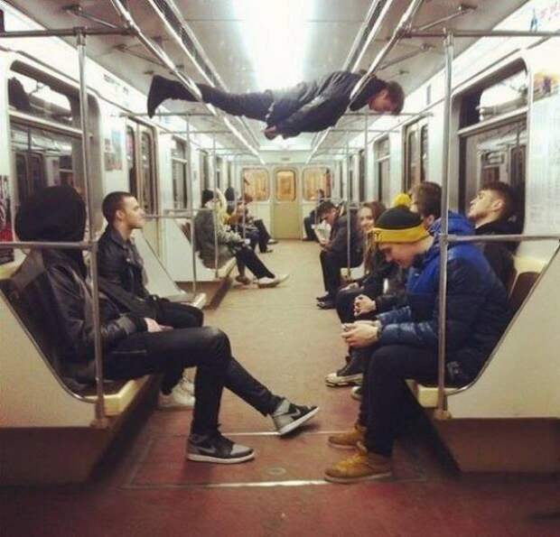 Парни дурачатся