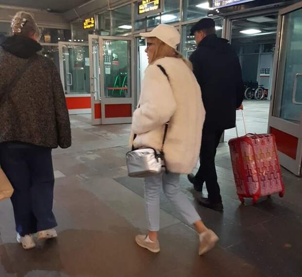 Вчера стало известно, что Алла Пугачева неожиданно вернулась в Россию. Российскую границу она пересекла в Псковской области, скрывая, как пишет "Комсомольская правда", лицо платком.