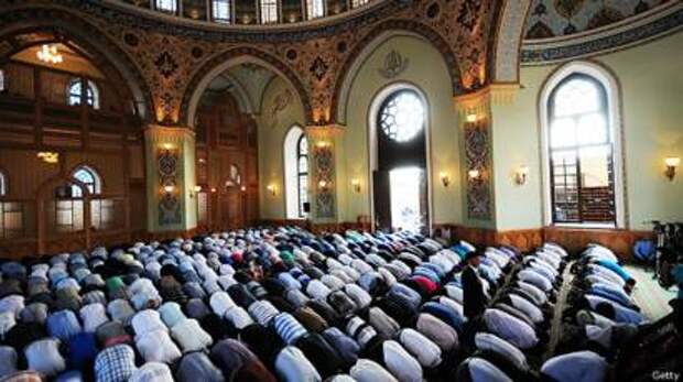 Азербайджанские мусульмане молятся перед окончанием Рамадана