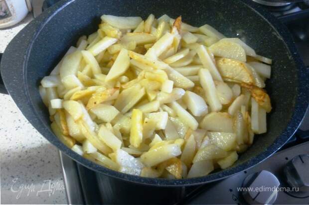 Картофель порезать и обжарить до готовности на 50 г сливочного масла..посолить по вкусу.