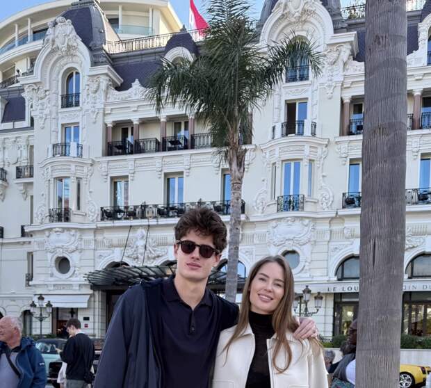 Жена певца Эмина Агаларова снялась со своим 18-летним сыном