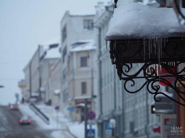Жителей Татарстана предупредили об опасности схода снега и наледи с крыш