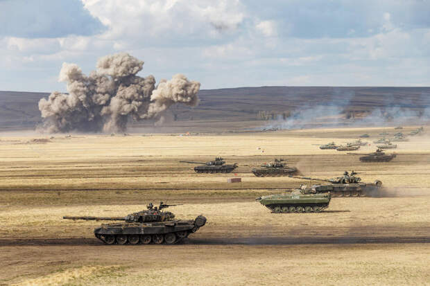 «Русские не отказались от масштабного использования бронетехники: ждите броска на Прибалтику или Сумы» – экс-штабист «Азова»