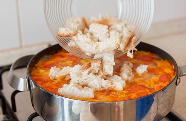 Хлеб нужно порезать на кусочки и добавить в суп. / Фото: Хлеб нужно порезать на кусочки и добавить в суп. / Фото: