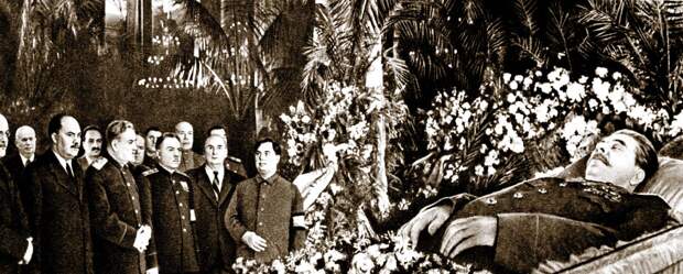 Stalin-umer-pravitelstvo-u-groba.jpg
