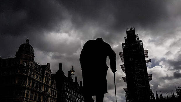 Памятник бывшему премьер-министру Великобритании Уинстону Черчиллю (скульптор Айвор Роберт-Джонс) на Парламентской площади и башня Вестминстерского дворца (Биг-Бен) во время ремонта