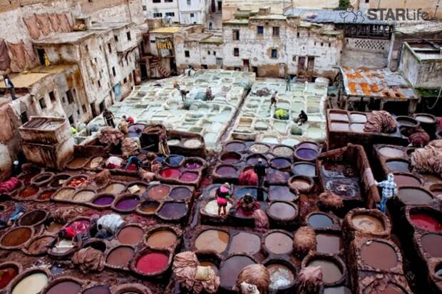 Цистерны, наполнены красящими средствами в городе Фес в Марокко.