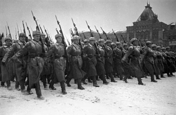 15 Парад на Красной площади 7 ноября 1941 г.jpg 15 Парад на Красной площади 7 ноября 1941 г.jpg
