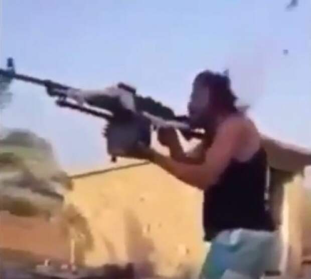 Сирийский снайпер прописал мастерский «хедшот» дерзкому боевику-пулеметчику