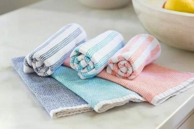 С марганцовкой кухонные полотенца будут выглядеть как новые. /Фото: homeasking.com
