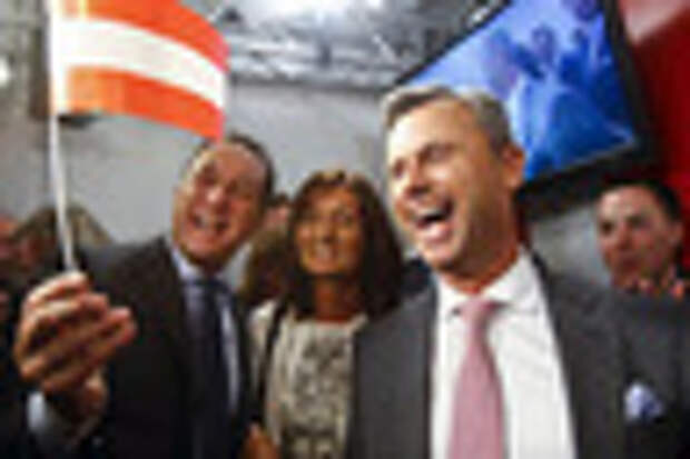 Presidential candidate Norbert Hofer (R) and head of the Austrian Freedom party Heinz-Christian Strache (L) react at the party headquarter in Vienna, Austria, April 24, 2016. REUTERS/Heinz-Peter Bader - RTX2BG8M