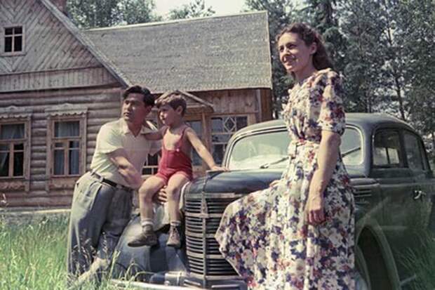 Алексей Маресьев с женой Галиной и сыном Виктором.