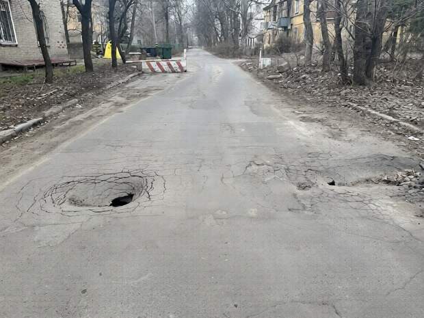 Проваливается асфальт на ул. Левицкого, 17