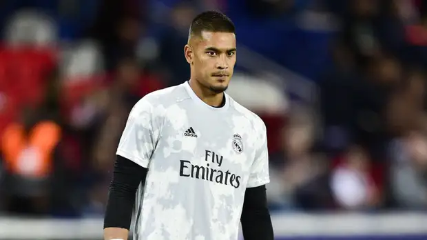 Вратарь «Реала» извинился перед фанатами за фото с Мбаппе после поражения от ПСЖ