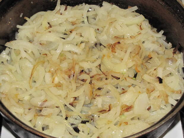 Обжарить лук на растительном масле. пошаговое фото этапа приготовления салата с кириешками