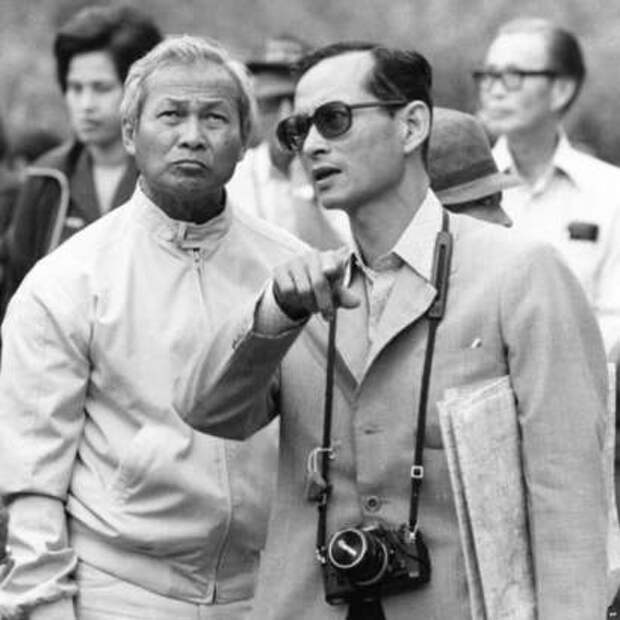 Король Пхумипон с генералом Премом Тинсуланондой обозревают проект оросительной системы на севере Таиланда, 1981г.