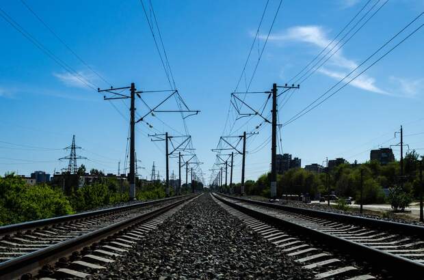 https://cdn.pixabay.com/photo/2013/12/24/02/32/railway-path-233189_960_720.jpg