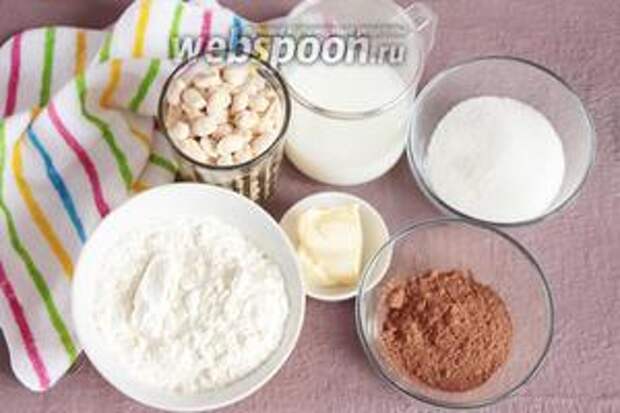 Ингредиенты, которые потребуются для приготовления основы шоколадного рулета без выпечки: мука пшеничная, арахис, молоко, сахарный песок, какао-порошок и масло сливочное.