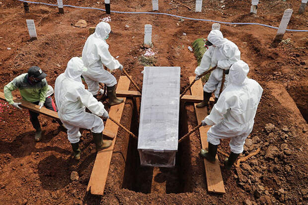 Число умерших от коронавируса в мире превысило 900 тысяч