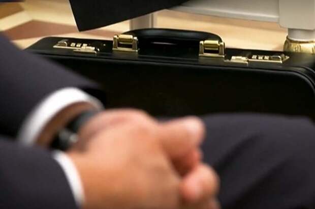 Раскрыто содержимое чемоданчика Лукашенко