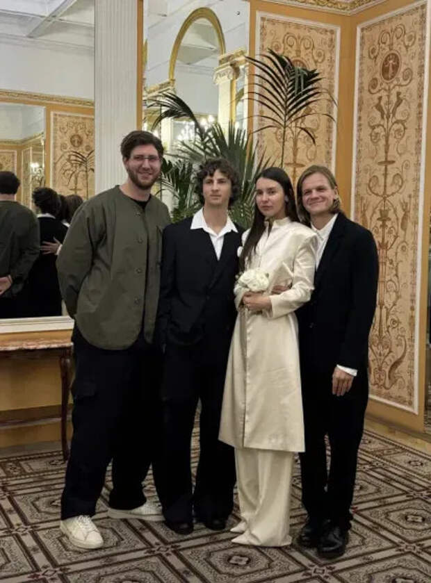 Олег Кольский и Елена Кончаловская с друзьями