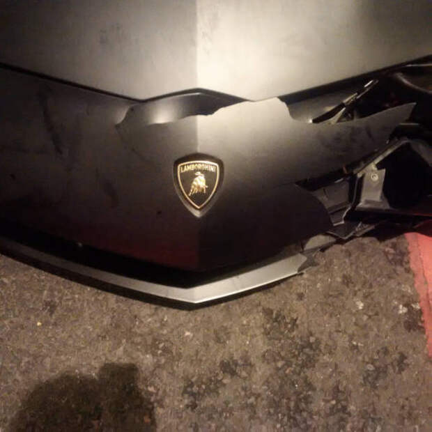 Суперкар Lamborghini Aventador SV бросили на улице после ДТП (14 фото) Суперкар Lamborghini Aventador SV бросили на улице после ДТП (14 фото)