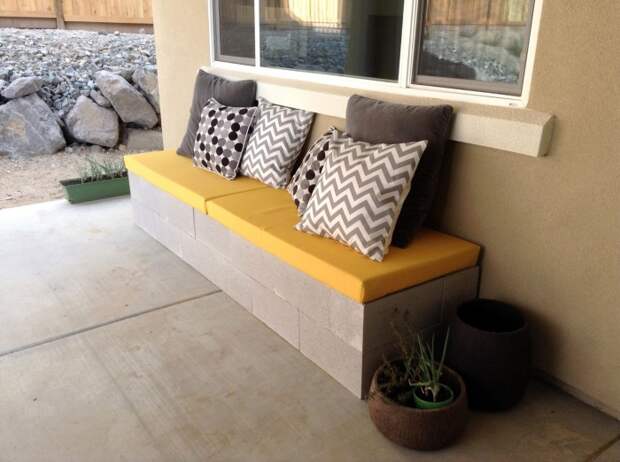 Бетонные блоки могут стать временным основанием для небольшого дивана на свежем воздухе. 